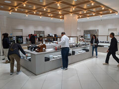 福岡空港国際線にはKALラウンジとラウンジ福岡の2つがあります。
今回のこちらはアシアナのカウンターで示されたラウンジ福岡。
https://prtimes.jp/main/html/rd/p/000000002.000139331.html
2024年9月にリニューアルされたということで新しくてきれい。
KALのほうはクレカのラウンジ（いつも家族で使っている）の横にあります。