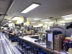 おぉ～これか？新東亜水産物総合市場のビルの地下1階の空間にはローカルな食堂が並んでいます。

ここは位置情報の｢タミャン食堂｣では無いですが(汗)。

いや～でも何処の食堂もかなり入るのに勇気が入ります。市場の職員向けの食堂で観光客なんて来ないでしょうから～　