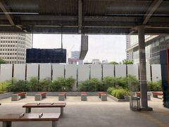 大邱駅です。木のベンチが並んでいます。この駅でも大量に乗車。