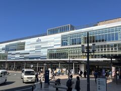 ホテルのシャトルバスで熱海駅に到着。駅前のビルには100円のコインロッカーがあり、そこに荷物を入れました。