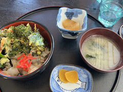 力丸という店で、よくばり丼をいただきます。