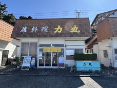 港の左側に食堂が並んでいます。小さな店が多く、昼時は満席の札がかかっている店が多かったです。
