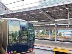 想像通り、大阪駅西口のホームは端っこだったので少々歩くけれど、利用客が少ないのでスムースな移動であった