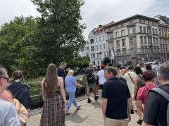 ラインキルメスへ行く地下鉄がなぜか空いている。Google mapsで確認するとなんと逆方向に乗っていた。
乗り換えると満員電車。
ライン川を越えてすぐの駅で降りるとラインキルメス会場だ。