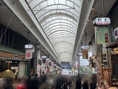 熱海に到着。平和通り商店街は、原宿のように食べ歩きをしている若い人でいっぱいでした。