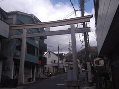 　最初は四條畷神社を訪問しました。
　四條畷神社はなにわ七幸めぐりのひとつであり、楠木正成の嫡男である楠木正行(まさつら)を主祭神としている神社です。花見や紅葉狩りの季節には多くの見物客で賑わいを見せます。
　心願成就以外に学業成就、縁結び、子育て、子宝など総合運・全体運・所願成就のご利益があります。参道が一直線のゆったり上り坂になっているので、ハイキングを兼ねて参拝してみるのはいかがでしょうか。
