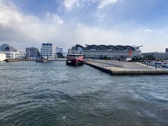 9:20 博多港着
1月の大寒波程ではないですが寒い。
あの時はバスも学校も高速も全部お休み、積雪5センチくらいで大騒ぎ、北国の知合いは驚いてましたねぇ。

写真はいわく付きのクイーンビートル。
数年前からジェットフォイルのビートル2隻に代わって就航したトリマラン型の高速フェリーです。
昨年、船首部分に致命的な欠陥があり、会社側も隠蔽したりで一躍有名に…残念