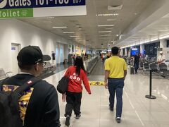 22:30頃マニラ空港着(こっから現地時間)
乗継ぎはアテンド付きでターミナルの端っこの隅っこへ。
ここでメンバー紹介。
右がセブパシフィックの乗継ぎ案内スペシャリスト、左は連れの町の車屋さん、おさむはたまたま出会ったシンガポール人焼鳥屋、もう日本には行くことはないってさ。

バリ島行きの3:45の飛行機までターミナルでぐうたら、まあ、何とかなるべや

次回からバリ島へ