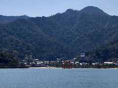 フェリーの上から見えた嚴島神社の大鳥居と社殿と山の風景