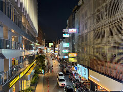 サラデーン駅から見たタニヤ通り、右下の看板の隣奥がタニヤスピリットです。