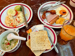 ホテルの朝食バイキングです。