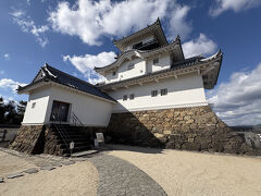 「掛川城天守閣」

元は今川氏が築いた掛川城。

1590年に、秀吉が全国平定を成し遂げた際、ちょっと目障りな家康を関東に追いやり(笑)、掛川城には秀吉配下の「山内一豊」が入りました。

山内一豊といえば高知城、を思い浮かべますね。
関ケ原の戦い後、功績が認められ、土佐藩初代藩主として高知城主となりました。