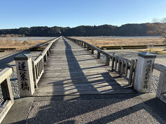 15:30　「蓬莱橋」

掛川城を見終わったのが午後２時半ころ。
一応予定ていた行程は全部終えたけど、ホテルに入るにはまだ早い。

じゃ、どうしようかとなった時に、夫が「蓬莱橋に行きたい！」と。
早速検索してみると、２５キロ４０分くらいだから、時間的にもちょうどいいかもと向かいます。

「蓬莱橋」は以前に一度、いや二度は来てるかもしれない。

が、後ほど書きますが、検索地点の設定が悪かったのか、お茶畑が続く「牧ノ原台地」」の中をぐるぐると何度も同じ場所を走り、険悪な雰囲気が漂う車内。^^;

いや、一応ナビ係は私ですけどね、いきなり言われた場所、どこをどう走っているかもわからないのに私のせいにしないでよ～、と私もイライラ。
我が家のあるある風景です。^^;

