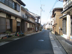 歩いて舟屋亀島丸へ移動
右は海側で舟屋が並んでます
道をはさんで左は住居になっているそうです