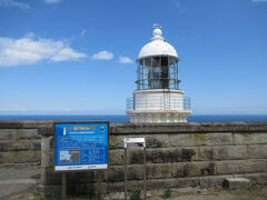 海抜１４０メートルの断崖に建つ「経ヶ岬灯台」
