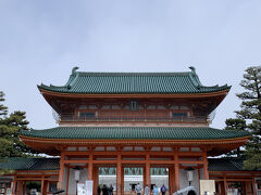 平安神宮は、平安遷都1100年を記念して1895年に創建
「平安京」の正庁を8分の5サイズで再建した社殿は
2030年まで塗装工事のためお化粧中
