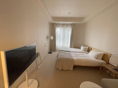 坂出プラザホテルに着きました。部屋がシンプルで、とてもきれいで、かわいらしかったです。土足禁止でした。