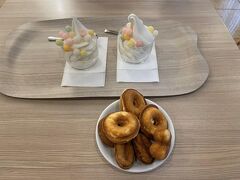 ホテルでウェルカムドリンクサービスがあり、ソフトクリームとドーナツを頂きました。ソフトクリームにのっているのはおいりという香川のお菓子で、初めて食べましたが、口の中でほろっとしてかわいらしかったです。金毘羅山では雪が舞う気温でしたが、ホテルの中は温かく、とても美味しかったです。
