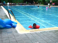 遊び足りない娘はプールに行きたかった様なので
カヌチャベイホテルの「インドアプール」で遊びました。。。
恩納村にあるリゾートホテルも凄く良いですが
周りに何もない静かなリゾートホテルも魅力があります
「ももトト」家族は騒音とは無縁な旅行が好きで
毎年カヌチャベイホテルを選んでます
皆さんもぜひ検討してみてくださいね～

3日目も子連れでオススメな食事やスポットを紹介していきますので
皆さん応援よろしくお願いします

「いいね」「コメント」嬉しいです！