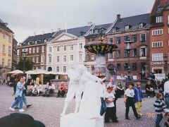 ストロイエ
大道芸人のパフォーマンスを見学