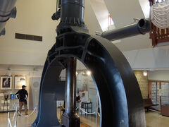 ベルニー記念館で一休み。座れるわけではないんだけど無料で屋内に入れるのはありがたい。
かつて製鉄所で使われていたスチームハンマーが展示されています。横須賀は日本の重工業を語る上で重要な場所です。