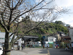 JR横須賀駅前の桜は咲き始め。
写る電車は先日引退したE217系。長年横須賀線の顔でしたがとうとう新型車両に置き換わりました。
