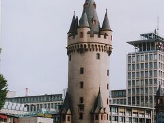 エッシェンハイマー塔は旧市街地の北側にある城門です。かつてはフランクフルトの町は城壁で囲まれていて、この塔はその名残です。