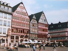 レーマー広場（Römerberg）は、フランクフルトのアルトシュタッド（旧市街）の中心地にあり、旧市庁舎の前に広がる広場です。