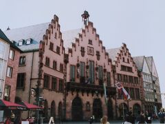 フランクフルト旧市庁舎（レーマー）
切り妻型の美しい三つの建物で、中央の建物が旧市庁舎（レーマー）