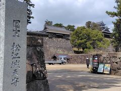 堀巡り、面白かったけど、今日も風が強くて(⁠ ⁠･ั⁠﹏⁠･ั⁠)
さぁ国宝松江城に入ります。