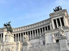 ■ヴィットーリオ・エマヌエーレ2世記念堂 (Monumento a Vittorio Emanuele II)

ローマ滞在2日目は、少し遅めのスタート。ホテルでぐっすりと寝て、朝食もたくさん食べたので今日1日もアクティブに動けそうです。

ホテルから地下鉄に乗り、コロッセオ駅で降りて散策を開始します。

今日は買い物メインなので、観光名所はあまり行きませんが...