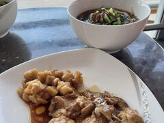 ■中国国際航空ビジネスクラスラウンジ

ANAの羽田行きに乗れれば良かったのですが、そうもいかないので、一旦ラウンジへ。北京での乗り継ぎ時間は約4時間もあります。

往路も北京のエアチャイナラウンジに立ち寄りましたが、その時は深夜で食事がほとんどなかったのですが、今回は日中時間帯ということで食事も充実していました。

牛肉麺と鶏肉などを頂きましたが、どれも「ガチ中華」で美味しかったです。