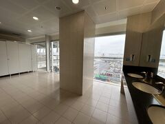 というか、ベトナム航空変わりました？
上手く表現できませんが、乗客に対応しようという意識を感じる航空会社になってました。

ハノイ ノイバイ空港の開放感たっぷりトイレ。