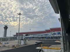 現地時間17時過ぎ、新シェムリアップ空港着。

カンボジアと日本の時差は2時間、日本のほうが2時間すすんでいます。

