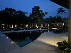 暗くなるころ、ホテル着。

お出迎えのあと「まずはホテル内をご案内します」と、日本語ペラペラなスタッフさんに連れられ、



