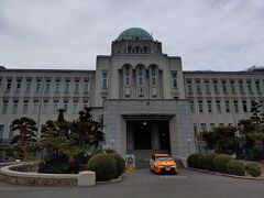 まずは歩いて愛媛県庁へ。
みかん色の車が可愛らしい！
それにしても立派な建築です(*˙0˙*)

地元「愛知県」の県庁もなかなかの建築物ですが、愛媛県庁は博物館のような外観でカッコイイ！
