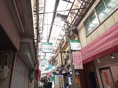 商店街の様子。いろいろなお店がぎゅっと詰まっていました。