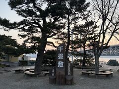 相ヶ浜からひたすら階段を上がって千畳敷展望台に戻ってきました。そろそろ妻が起きそうな時間なので、旅館に戻ります。