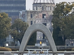 平和記念公園とその背後には、原爆ドームが見えています。この時、朝7時20分。毎年夏に、テレビで見ていましたが、実際の場所に来るのは初めてでした。