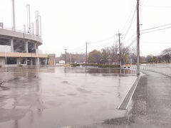 武蔵小杉駅から等々力球場に来ましたが、雨。
雨は分かっていたのですが、小雨で試合はできるのではないかと思っていましたが・・・順延でした。