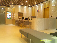 で、ラウンジ内へ。

なんか、随分とすっきりした印象が…。

てか、すっきりし過ぎて、長居がし辛い…。

長居させないための作戦ね、きっと！