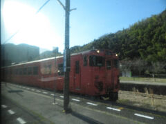 2024.12.31　新山口ゆき特急スーパーおき３号車内
篠目で普通列車と行きかう。