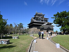 １年ぶりの松江城。
青空に映える美しい意匠の松江城が印象的です。