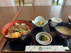 せっかく米沢に来たので、
米沢牛のステーキランチ（３５００円）をいただきました