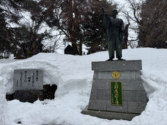 上杉鷹山の像
「なさばなる・・・」の有名な碑が横にあります
