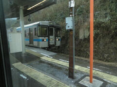 2025.02.19　岡山ゆき特急南風６号車内
大田口で鈍行と行きかう。