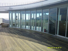 開港数年後にはここに設置されていたカフェも、あっさりと消滅。

夏草や 兵どもが 夢のあと…。

春だけど。


でも、今HPを確認してみると、改装中のためクローズ中とのこと。

無料のお茶やコーヒーのおもてなしサービスは、是非復活してほしいな…。