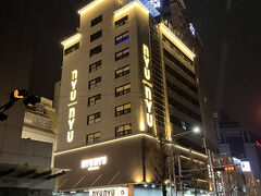 2:45
東大門といえば深夜まで営業しているお店があるのも押しポイントです。早速、筆者も明け方の5時まで営業しているというnyunyu(ニューニュー）に訪れてみました。
アクセサリーや雑貨類が豊富にあり、かつとても手頃な価格で購入できるのでお洒落を気軽に楽しみたい方には夢のような場所ではないでしょうか。洋服なども販売しており、”韓国っぽ”コーデも楽しめるので韓国で買い物を楽しみたい方にぜひ足を運んで欲しい場所です。

お店を出たら雨が降っていました。寒い( ; ; )