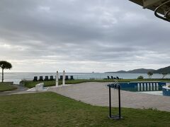 部屋から見えるイーフビーチ。海水浴のできるシーズンに来たらいいんでしょうね。