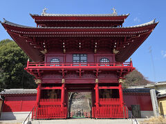 美しい赤門の慈光寺で意匠も独特で他ではみない山門ですね